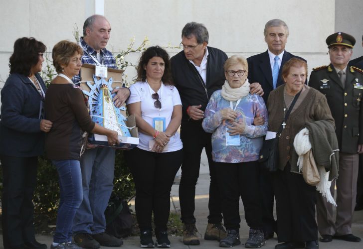 Familiares de caídos en Malvinas y el secretario de DD.HH., Claudio Avruj ofrecen una conferencia.