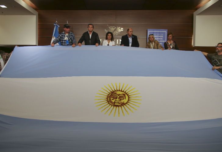 Familiares de caídos en Malvinas y el secretario de DD.HH., Claudio Avruj ofrecen una conferencia.