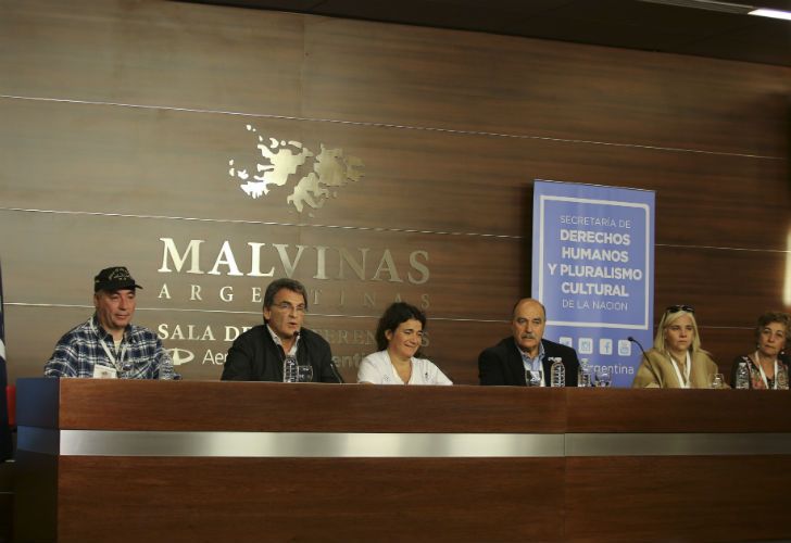 Familiares de caídos en Malvinas y el secretario de DD.HH., Claudio Avruj ofrecen una conferencia.