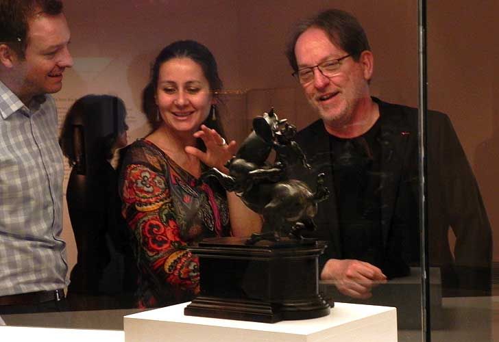 László Baán, director del Museo de Bellas Artes de Budapest (der), frente a la pequeña escultura de Leonardo Da Vinci Guerrero a caballo.