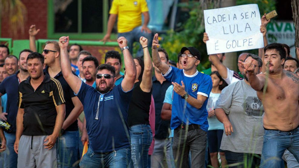 Lula fue abucheado en su gira por Curitiba.