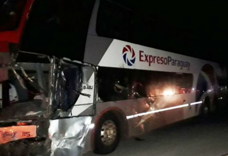 La Renault Kangoo chocó de frente con un colectivo que venía de Paraguay.