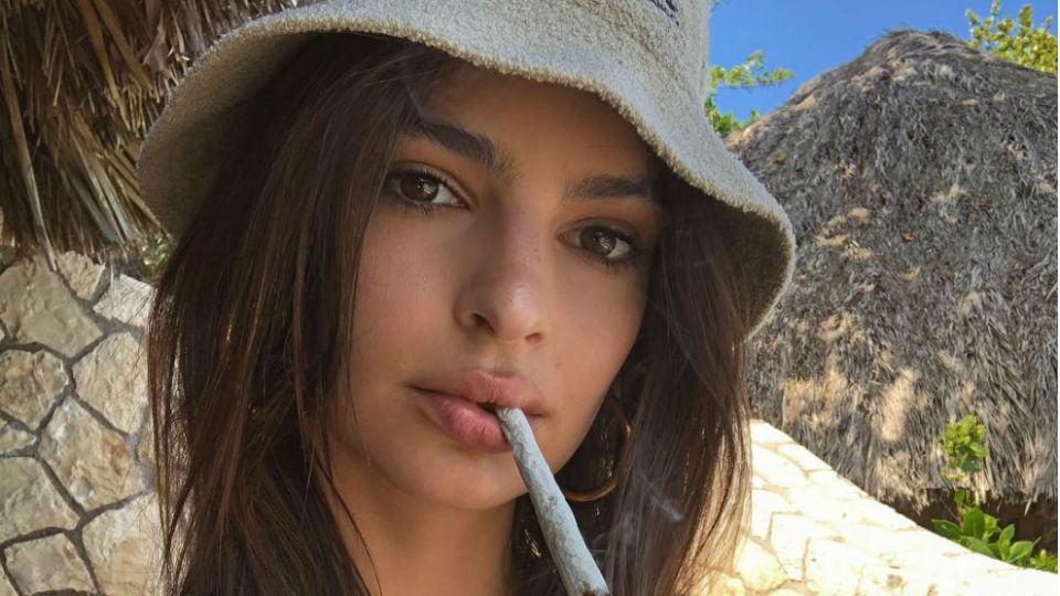 Exitoina | Las polémicas fotos de Emily Ratajkowski... ¿qué está fumando?