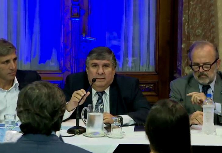 Caputo en el Congreso responde preguntas de la oposición