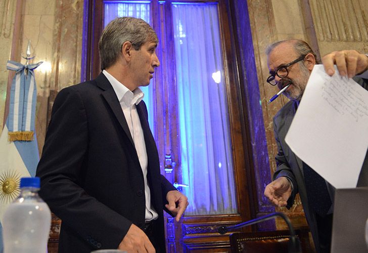 Caputo en el Congreso responde a la oposición