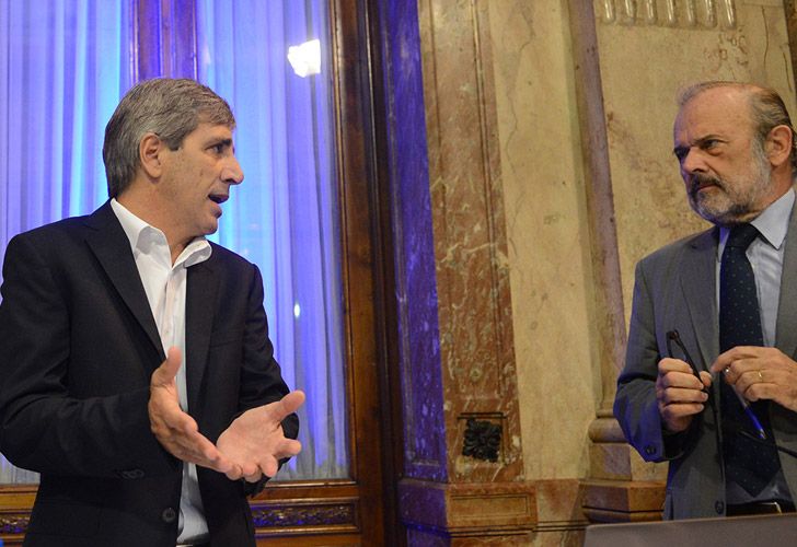 Caputo en el Congreso responde a la oposición