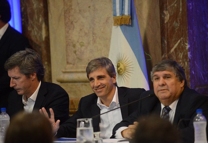 Caputo en el Congreso responde a la oposición