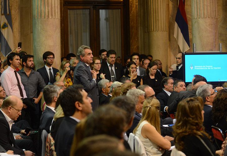 Caputo en el Congreso responde a la oposición