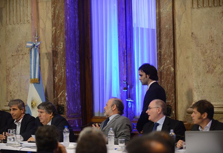 Caputo en el Congreso responde a la oposición