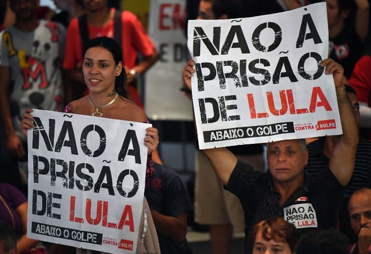 Manifestantes a favor de Lula esperaban la decisión del máximo tribunal brasileño.