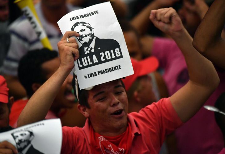 Manifestantes a favor de Lula esperaban la decisión del máximo tribunal brasileño.