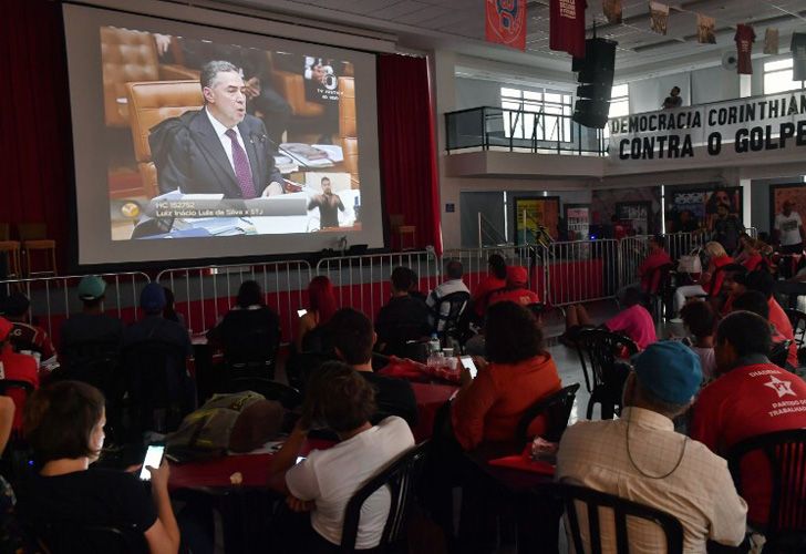 Manifestantes a favor de Lula esperaban la decisión del máximo tribunal brasileño.
