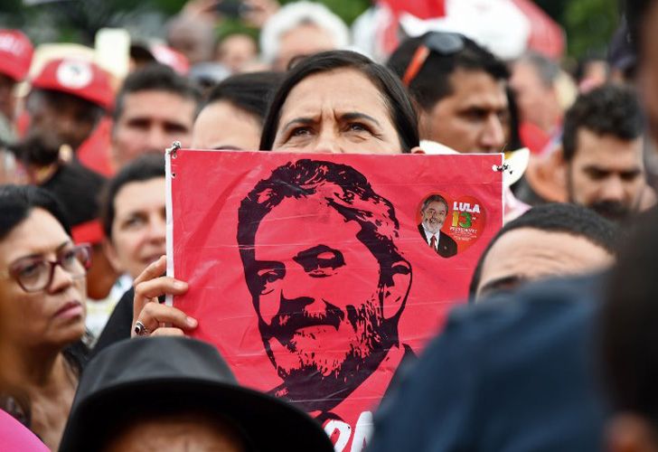 Manifestantes a favor de Lula esperaban la decisión del máximo tribunal brasileño.