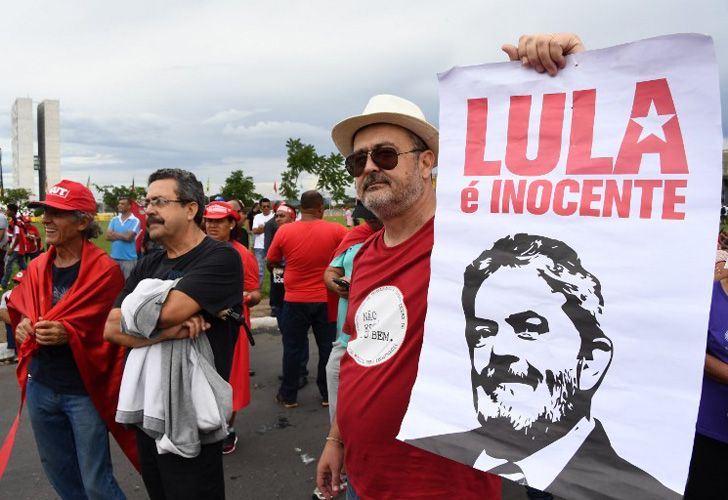 Manifestantes a favor de Lula esperaban la decisión del máximo tribunal brasileño.