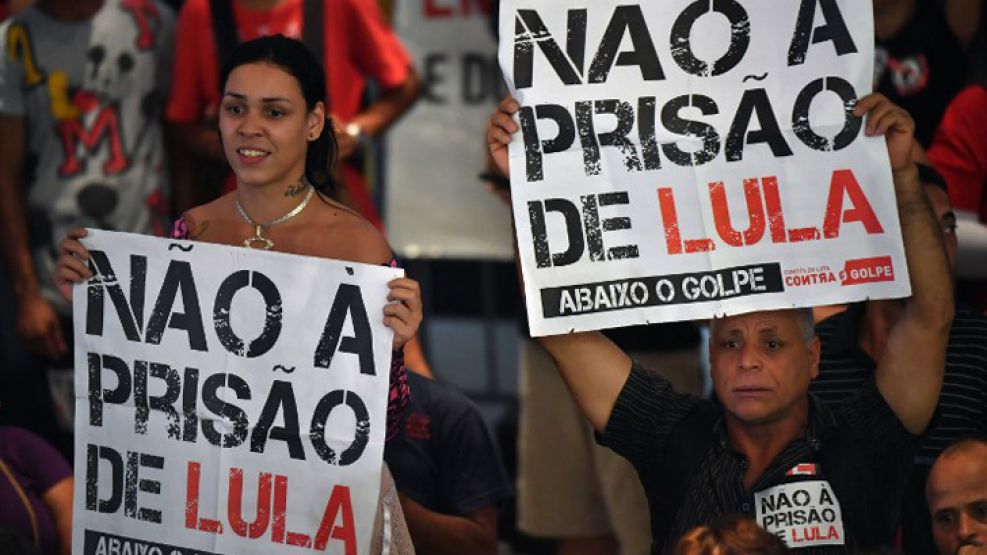 Manifestantes a favor de Lula esperaban la decisión del máximo tribunal brasileño.