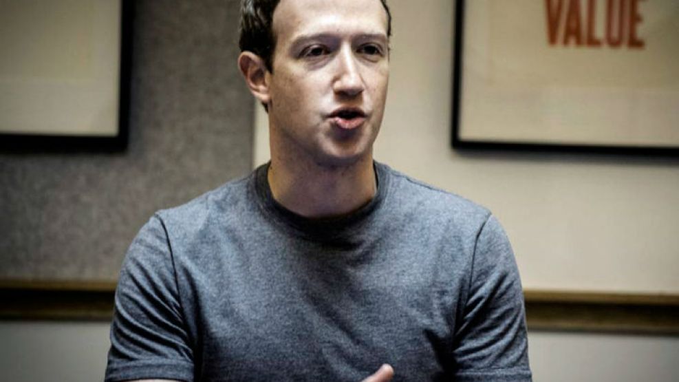 Mark Zuckerberg fundó Facebook y es el CEO de la red social.