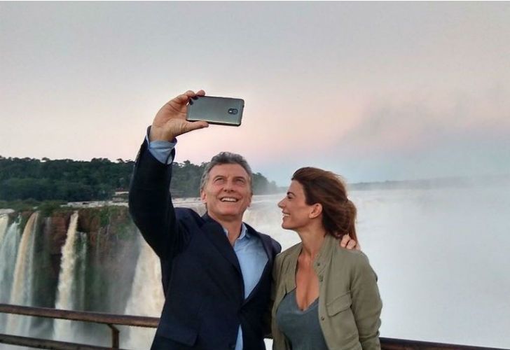 El presidente Mauricio Macri y la primera dama, Juliana Awada, en las Cataratas del Iguazú.