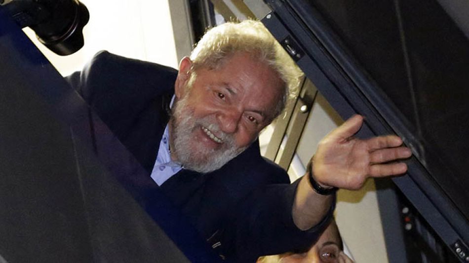 Lula saluda desde la ventana