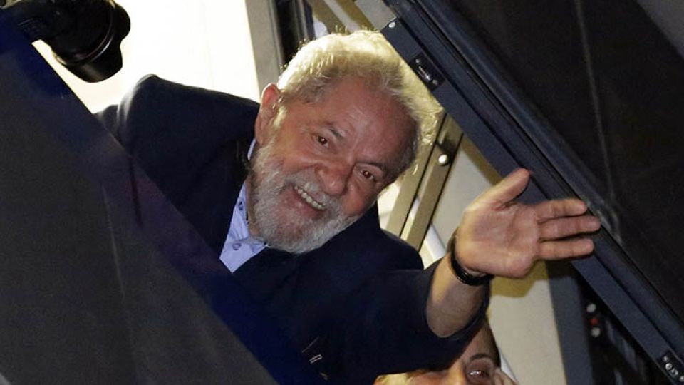 Lula da Silva saluda desde la ventana del sindicato metalúrgico en San Pablo