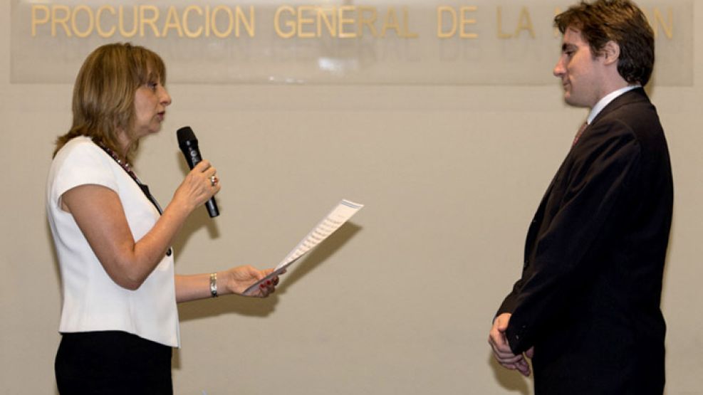 Juan Pedro Zoni juró en diciembre de 2014 ante Alejandra Gils Carbó, entonces procuradora general.