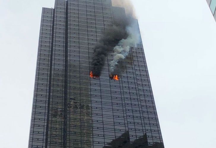 El fuego se propagó por el piso 50.