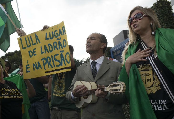 El Penal de Curitiba, donde  Da Silva cumpliría su condena, debió reforzar su seguridad por manifestaciones tanto a favor como en contra del exmandatario.