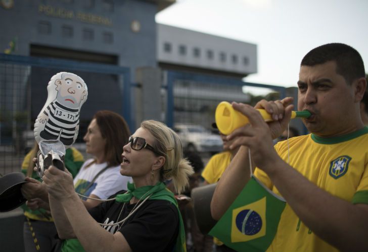 El Penal de Curitiba, donde  Da Silva cumpliría su condena, debió reforzar su seguridad por manifestaciones tanto a favor como en contra del exmandatario.