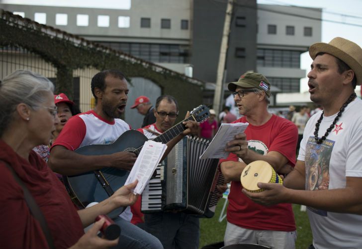 El Penal de Curitiba, donde  Da Silva cumpliría su condena, debió reforzar su seguridad por manifestaciones tanto a favor como en contra del exmandatario.