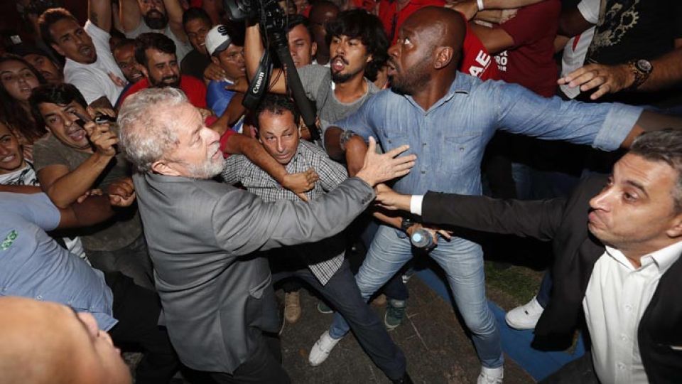 04-07_Lula_salida_Sindicato