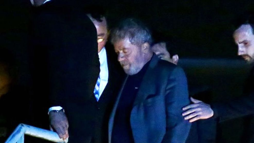 Lula, detenido al llegar a Curitiba.
