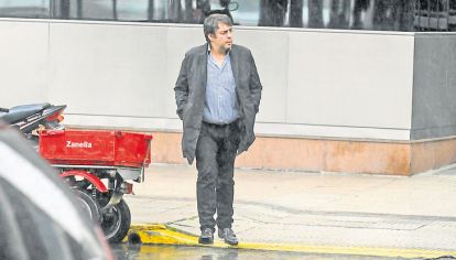 Viernes 12.10 PM. De Sousa ingresó con una carpeta al complejo Madero Center, donde vive López en Buenos Aires. Salió dos horas después.