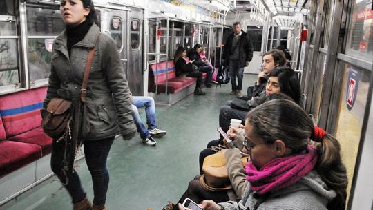 Generación. El celular como medio de comunicación es un signo de los tiempos. Y compromete a los políticos con nuevas estrategias.