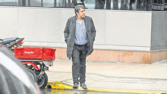 Viernes 12.10 PM. De Sousa ingresó con una carpeta al complejo Madero Center, donde vive López en Buenos Aires. Salió dos horas después.