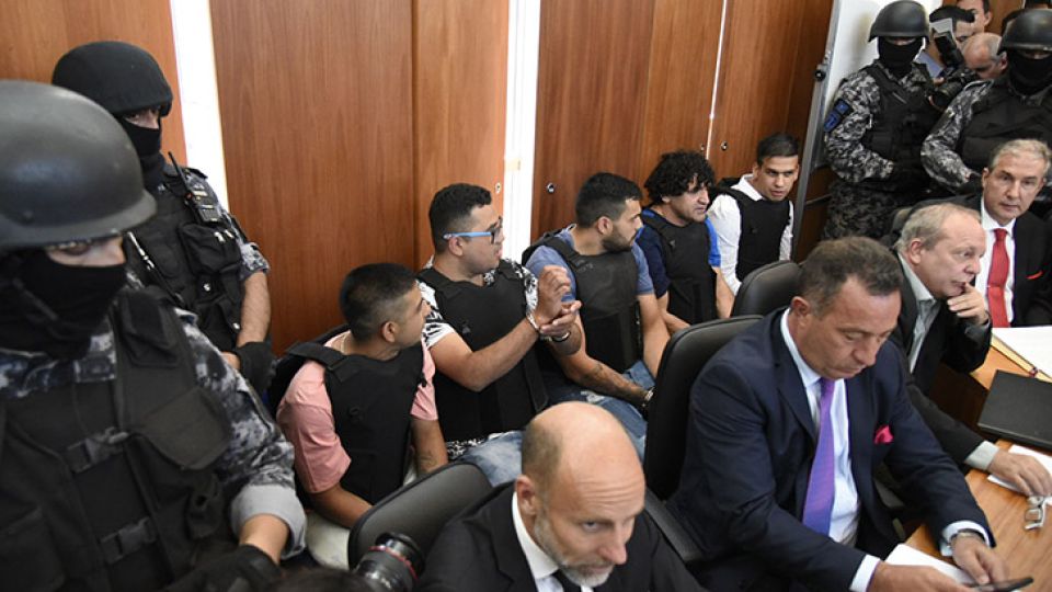 Los 12 civiles y 13 policías acusados de integrar la banda narco "Los Monos", fueron trasladados hoy bajo un importante operativo de seguridad al Centro de Justicia Penal de Rosario, donde a partir de las 11 está previsto que se inicie la lectura del veredicto en el juicio que lleva adelante la Cámara del Crimen de esa ciudad.