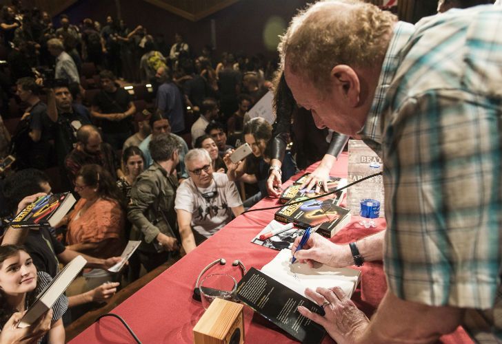 El histórico ingeniero de grabación de Los Beatles brindó una charla en la Biblioteca Nacional. Allí, respondió preguntas del público y hasta firmó alguno de los ejemplares de su libro, El sonido de los Beatles: Memorias de su ingeniero de grabación. 