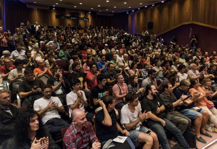 El histórico ingeniero de grabación de Los Beatles brindó una charla en la Biblioteca Nacional. Allí, respondió preguntas del público y hasta firmó alguno de los ejemplares de su libro, El sonido de los Beatles: Memorias de su ingeniero de grabación. 