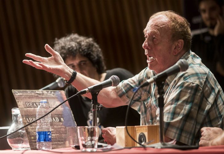 El histórico ingeniero de grabación de Los Beatles brindó una charla en la Biblioteca Nacional. Allí, respondió preguntas del público y hasta firmó alguno de los ejemplares de su libro, El sonido de los Beatles: Memorias de su ingeniero de grabación. 