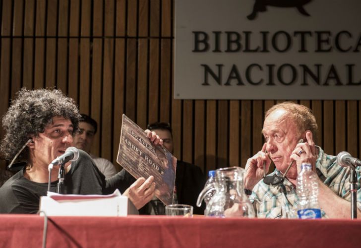 El histórico ingeniero de grabación de Los Beatles brindó una charla en la Biblioteca Nacional. Allí, respondió preguntas del público y hasta firmó alguno de los ejemplares de su libro, El sonido de los Beatles: Memorias de su ingeniero de grabación. 