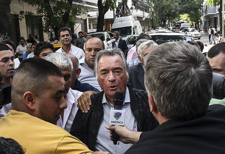 El nuevo interventor Luis Barrionuevo denunció que el Presidente del justicialismo se encerró en su oficina y le negó la entrada a la sede de la calle Matheu.