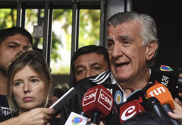 El nuevo interventor Luis Barrionuevo denunció que el Presidente del justicialismo se encerró en su oficina y le negó la entrada a la sede de la calle Matheu.