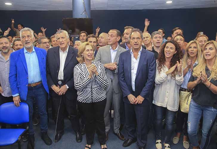 Tras apelar el fallo de la jueza María Servini de Cubría que ordenó intervenir el Partido Justicialista, el hasta ahora titular de la fuerza, José Luis Gioja, se encontraba esta tarde reunido con dirigentes aliados en oficinas del centro porteño