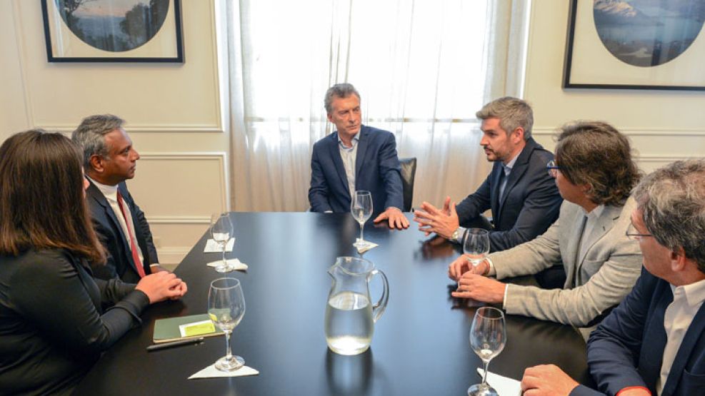 En la Residencia Presidencial de Olivos, Macri recibió al secretario general de Amnistía Internacional, Salil Shetty.