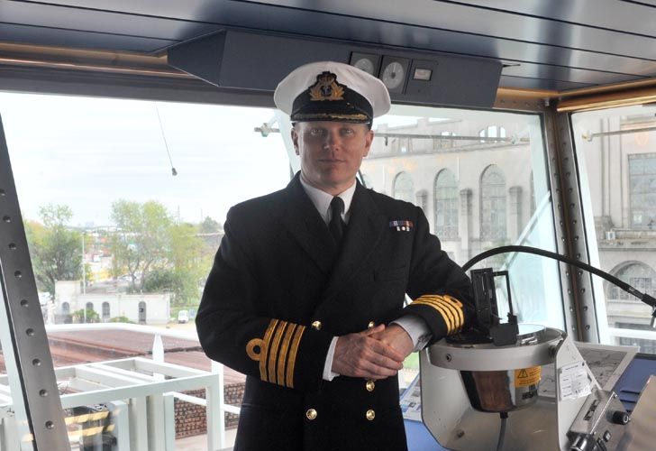 Capitan del HMS Protector, Matt Syrett