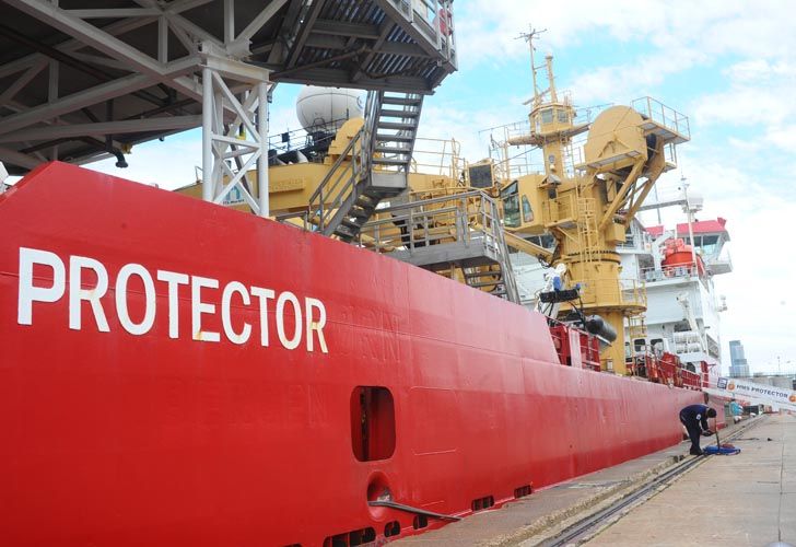 Visita del buque británico HMS Protector