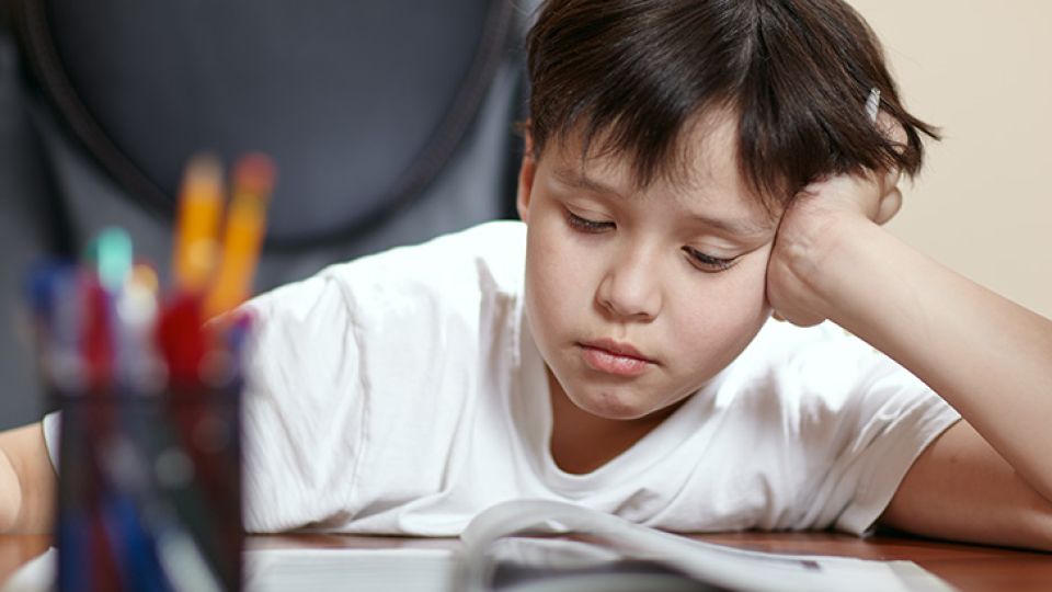 La dislexia es una condición de origen neurobiológico que afecta el proceso de lectura y escritura. Si bien no tiene cura, se puede compensar