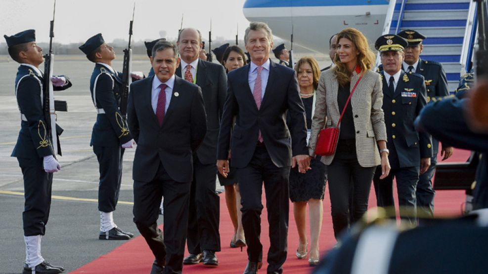 Mauricio Macri y Juliana Awada arribaron a Perú para la Cumbre de las Américas