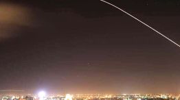 Un misil surca el cielo de Damasco