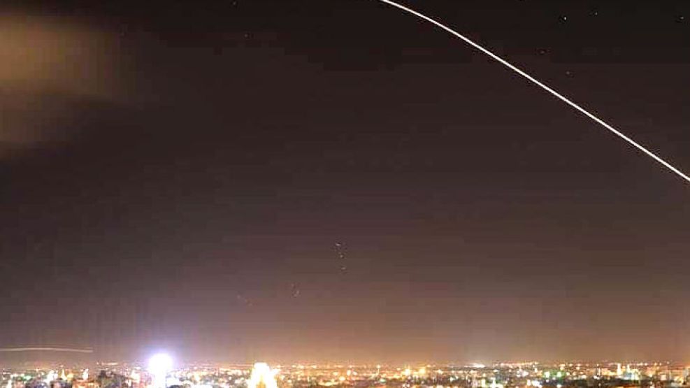 Un misil surca el cielo de Damasco