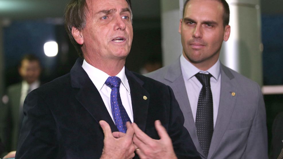 El polémico candidato Eduardo Bolsonaro, junto a su hijo, el diputado Eduardo Bolsonaro.