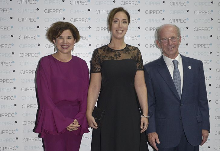 La gobernadora bonaerense, María Eugenia Vidal, con Julia Pomares, directora ejecutiva del CIPPEC y el presidente del Consejo de Administración de la entidad, Jorge Mandelbaum.